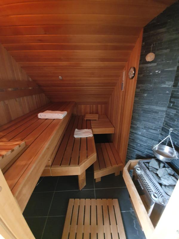 individuell gebaute Sauna Innenansicht