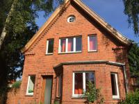 Kunststoff-Fenster in Backstein-Gebäude