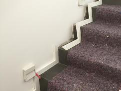 Neue Fußleisten für Treppe