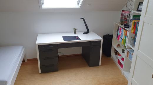 Schreibtisch in schwarz-weiß