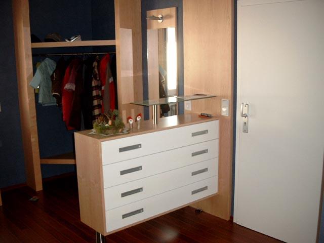 Garderobe mit Sideboard und Glastheke