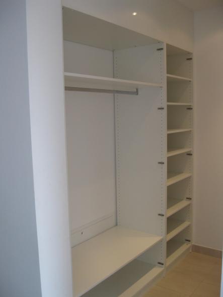 Einbauschrank in Nische geöffnet