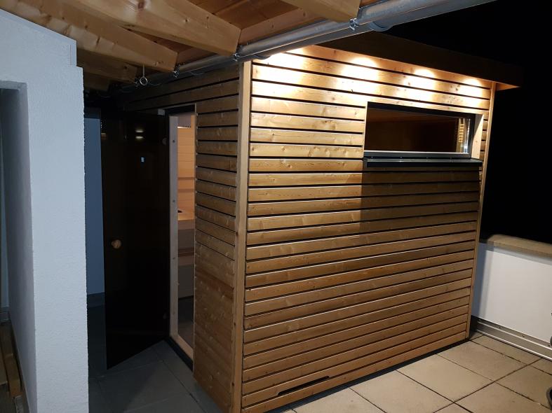 Sauna auf Balkon fertig bei Nacht