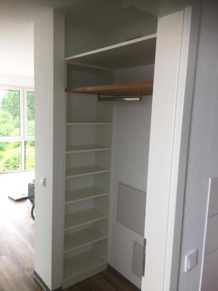 Garderobe in Nische