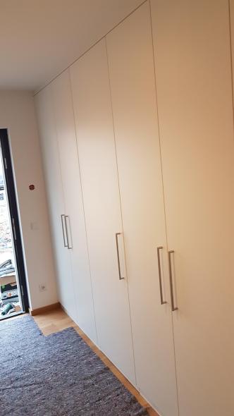 Wandschrank mit Garderobe geschlossen