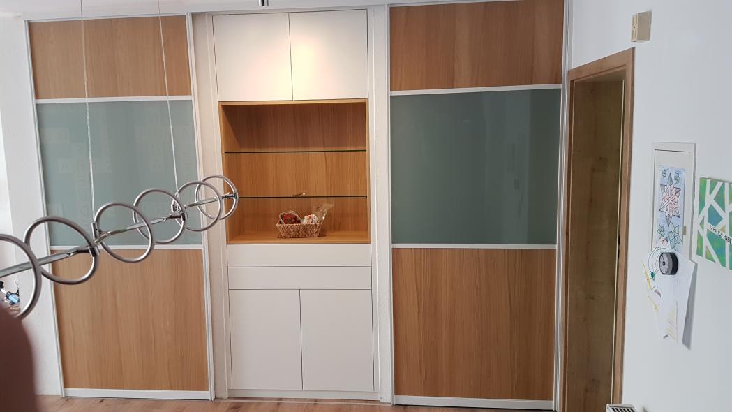 Schrank mit Raumteiler Funktion 