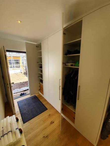 Wandschrank mit Garderobe