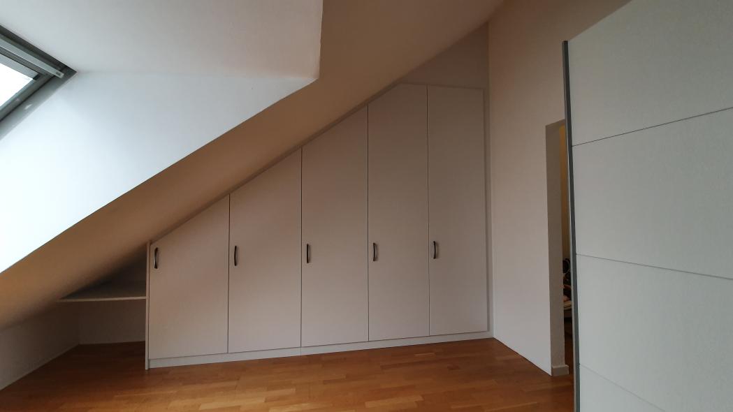 Einbauschrank unter Dachschräge in weiß mit Regal