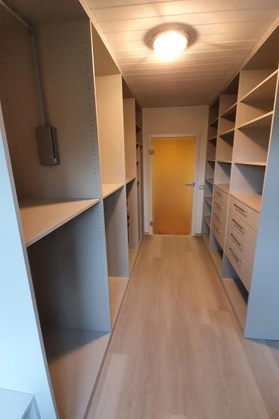 Begehbarer Kleiderschrank schmal