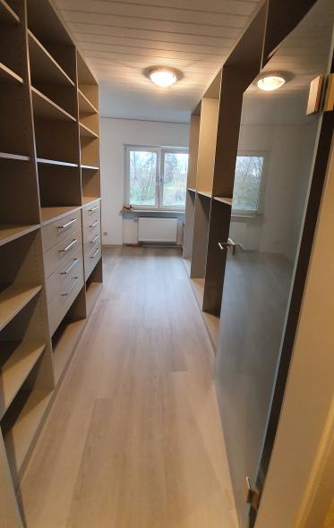 Begehbarer Kleiderschrank schmal 2