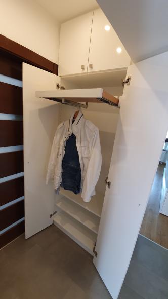 Platzsparende Garderobe