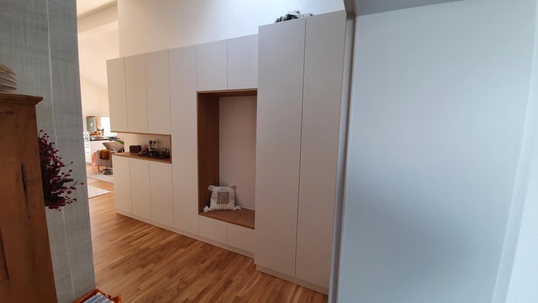 Garderobe mit Sitzgelegenheit in weiß mit Holzoptik