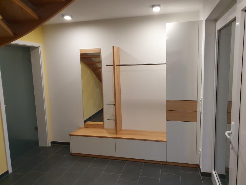 Garderobe mit Sitzgelegenheit und Spiegel